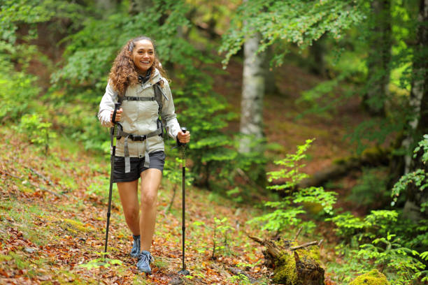 szczęśliwy trekker spacerujący po lesie - mountain mountain climbing climbing snow zdjęcia i obrazy z banku zdjęć