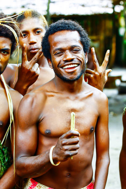 close-up de alguns membros felizes de uma trupe de dança nativa tradicional após seu show em um local da aldeia local. - melanesia - fotografias e filmes do acervo