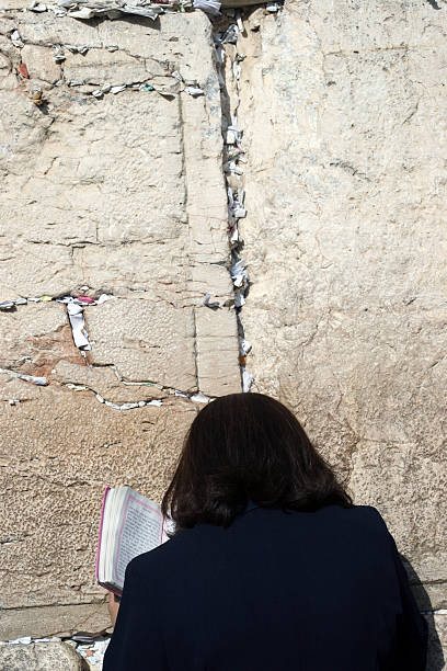 женщина, молиться на западной стене, иерусалиме израиль - jerusalem israel people omar стоковые фото и изображения