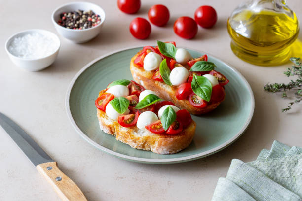 bruschetta à la mozzarella, tomates et basilic. nourriture végétarienne. alimentation saine. - bruschetta tomato bread mozzarella photos et images de collection