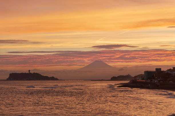 coucher de soleil depuis le mont fuji de kamakura - kamakura photos et images de collection