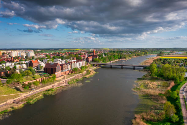 arquitetura da cidade de malbork perto do rio nogat. polônia - pomerania - fotografias e filmes do acervo