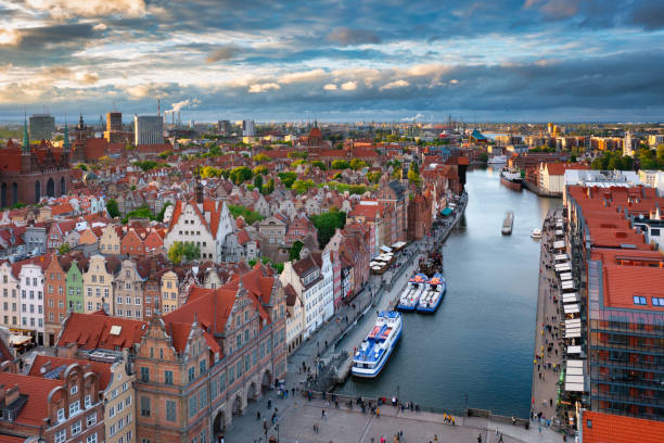 日没時の美しい��グダニスク市の航空写真、ポーランド - gdansk ストックフォトと画像