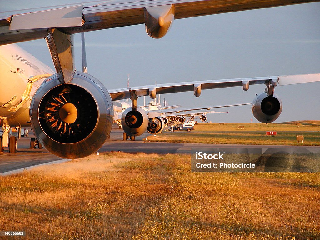 Aeroplani in una riga. - Foto stock royalty-free di Aeroporto