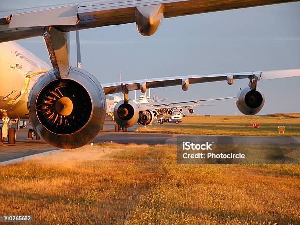 Aeroplani In Una Riga - Fotografie stock e altre immagini di Aeroporto - Aeroporto, Halifax - Inghilterra, Municipalità Regionale di Halifax - Nuova Scozia