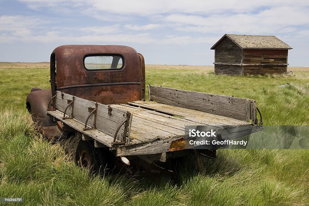 Rusty old пикап и излившейся в поле - Стоковые фото Пикап роялти-фри