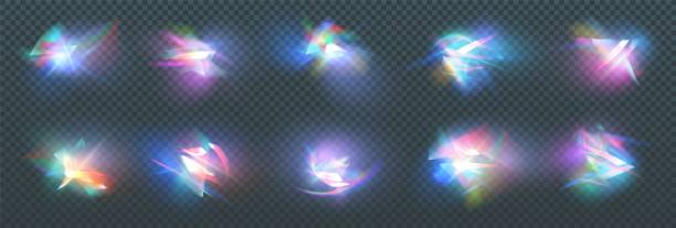 efekt odbicia odblasku światła tęczowego kryształu. zestaw ilustracji wektorowych. kolorowe optyczne światła tęczowe soczewki flary przeciekają smugi na przezroczystym ciemnym tle. - lens flare flash stock illustrations