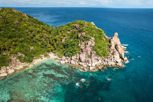 isla tropical y vista al mar se forman arriba - thailand beach koh tao nautical vessel fotografías e imágenes de stock