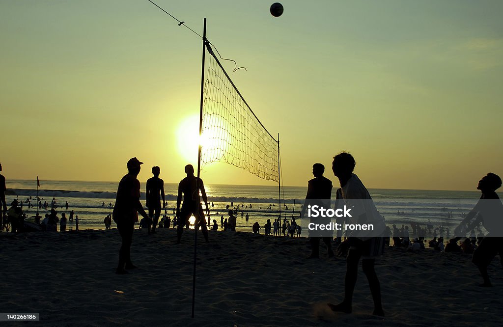 Silueta gente jugando voleibol - Foto de stock de Aire libre libre de derechos