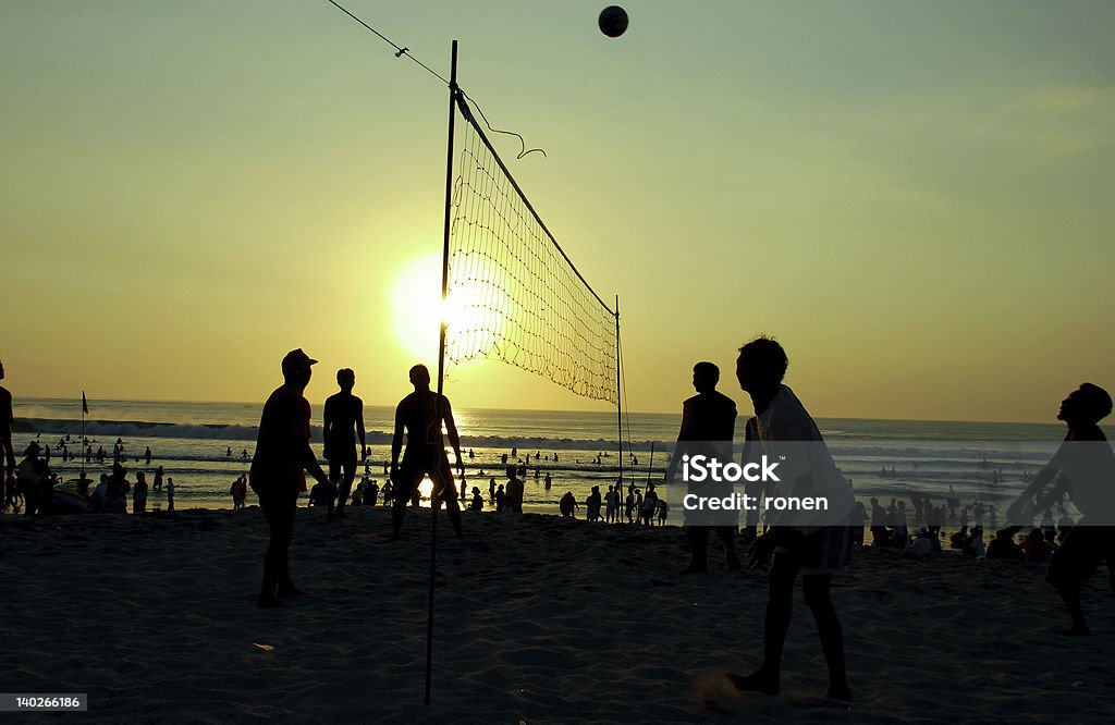 Silhouettes jouant de volley-ball - Photo de Balle ou ballon libre de droits