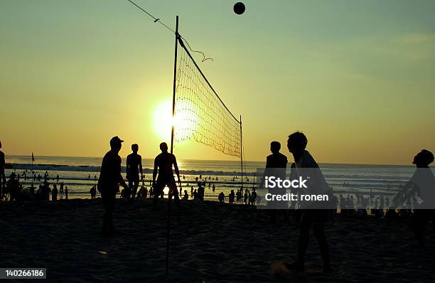 Photo libre de droit de Silhouettes Jouant De Volleyball banque d'images et plus d'images libres de droit de Balle ou ballon - Balle ou ballon, Ballon de volley, Ciel