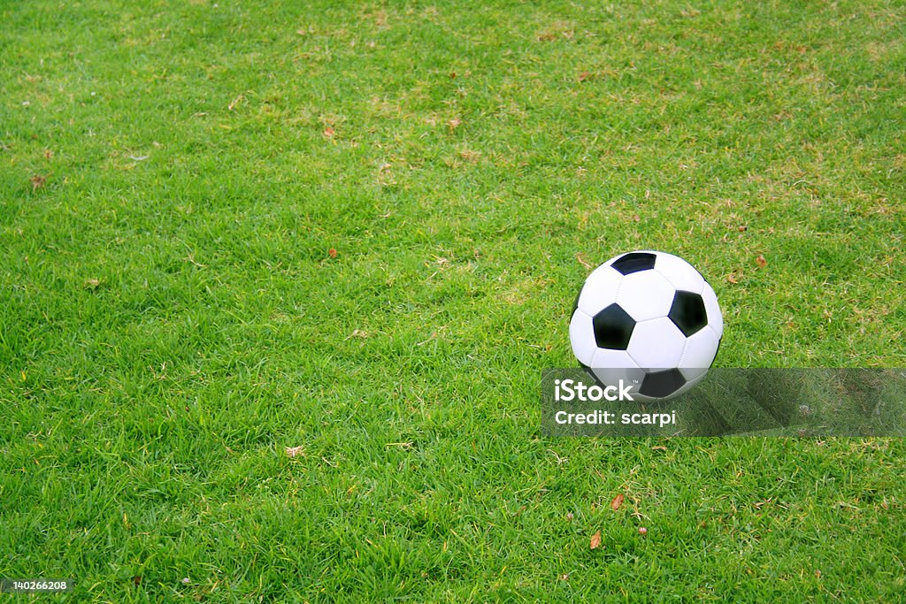 Bola de futebol na grama - Foto de stock de Atividade royalty-free