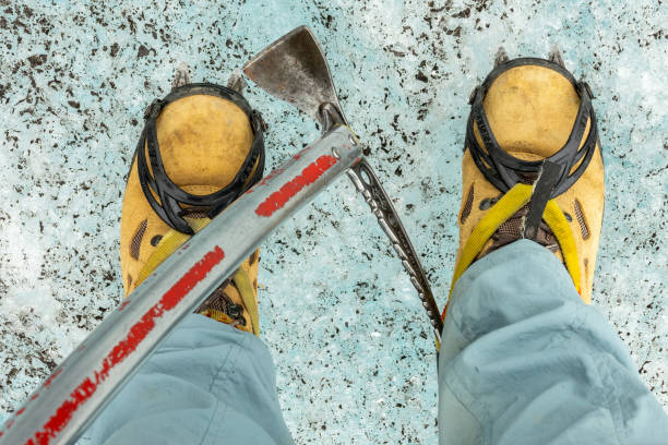 particolare delle scarpe con ramponi e piccozza. passeggiata sul ghiacciaio in islanda - skaftafell glacier foto e immagini stock