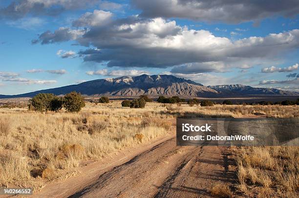 Montagna Nuovo Messico - Fotografie stock e altre immagini di Nuovo Messico - Nuovo Messico, Ovest, Strada in terra battuta