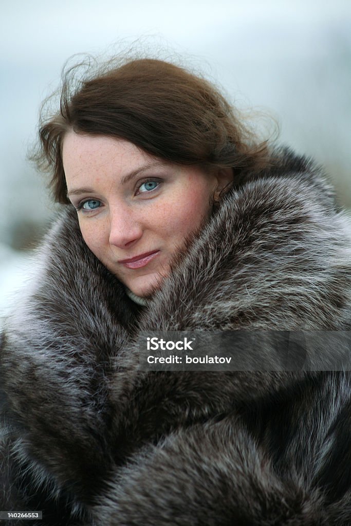 Bella ragazza in un cappotto di pelliccia - Foto stock royalty-free di Abiti pesanti