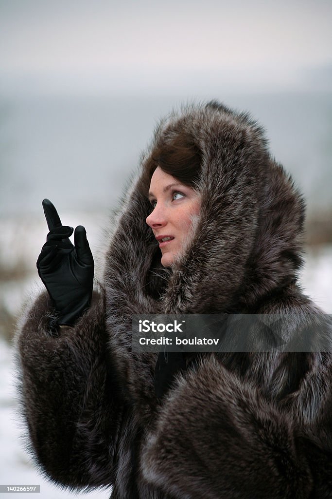 Hermosa chica en un abrigo de piel - Foto de stock de A la moda libre de derechos