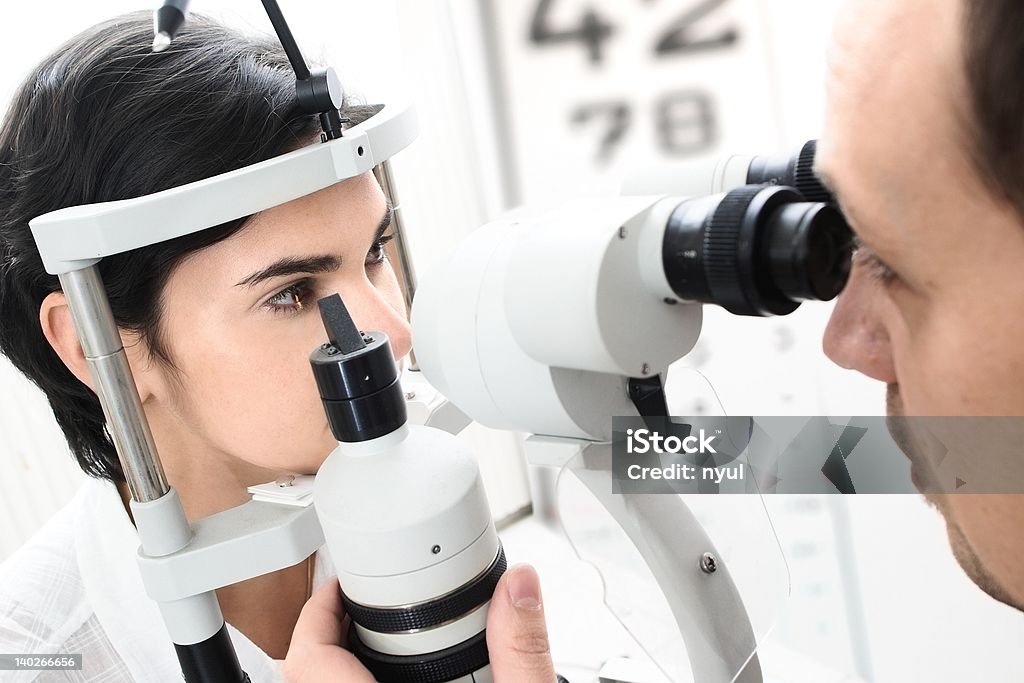 Der Optiker - Lizenzfrei Augenuntersuchungen Stock-Foto