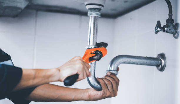 plombier au travail dans une salle de bain, service de réparation de plomberie, assemblage - plumber photos et images de collection