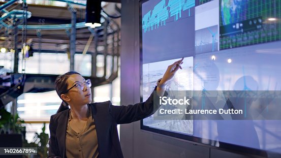 istock Energy lecture screen 1402667894