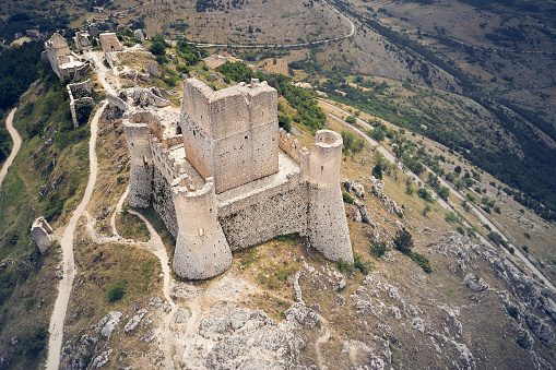 vista aérea transversal del castillo medieval de Rocca Calascio Abruzzo photo