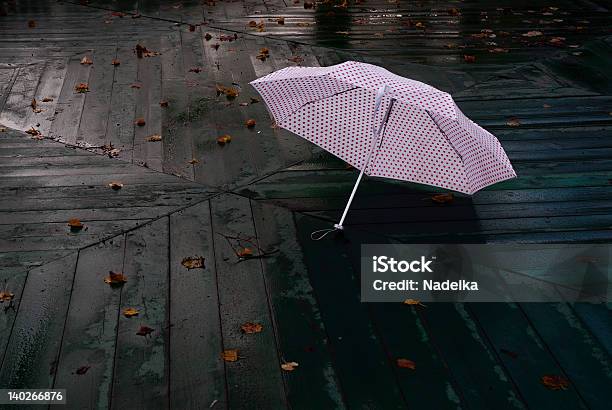 White Umbrella Auf Wetdecks Stockfoto und mehr Bilder von Abgeschiedenheit - Abgeschiedenheit, Abschirmen, Blatt - Pflanzenbestandteile