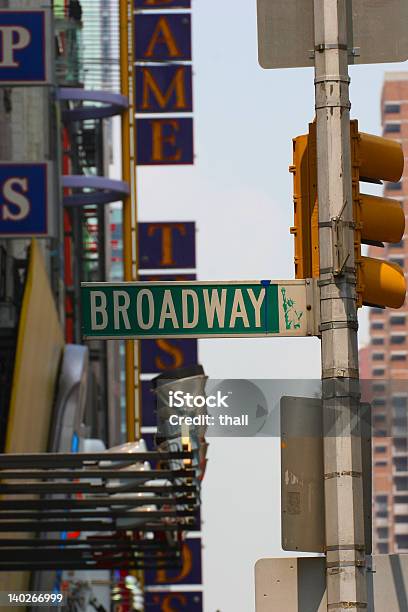 Broadway — стоковые фотографии и другие картинки Без людей - Без людей, Бродвей - Нью-Йорк, Вертикальный