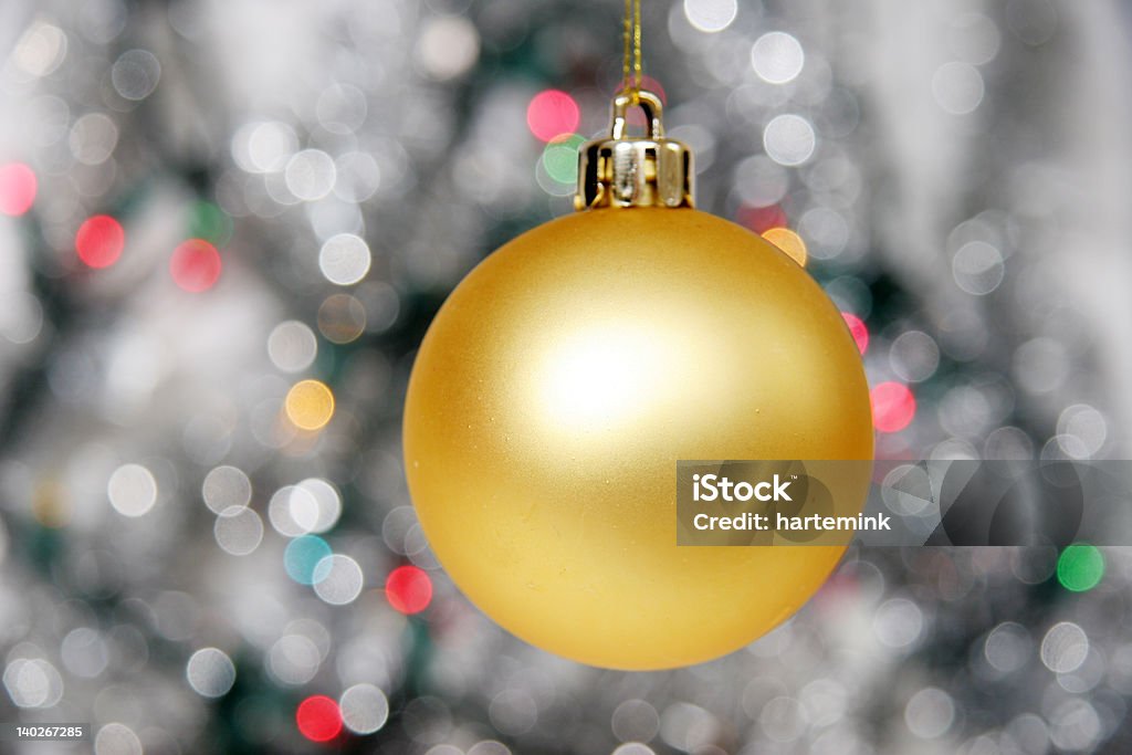 Gelbe christmas ball gegen die fernen Lichter - Lizenzfrei Baum Stock-Foto