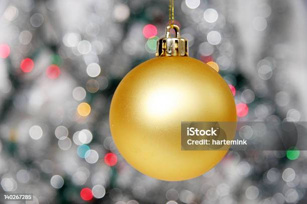 Gelbe Christmas Ball Gegen Die Fernen Lichter Stockfoto und mehr Bilder von Baum - Baum, Beleuchtet, Bildhintergrund