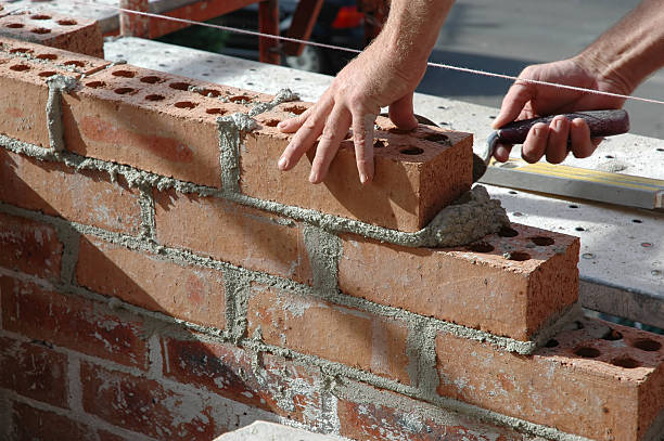 pedreiro - brick construction construction site bricklayer - fotografias e filmes do acervo