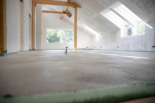 frisch ausgehärteter betonestrich auf baustelle im einfamilienhaus - concrete block stock-fotos und bilder