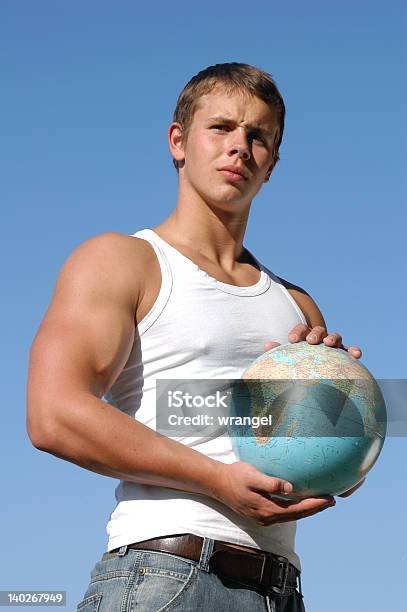 Muscular Jovem Atleta Com Um Globo - Fotografias de stock e mais imagens de Aluno da Universidade - Aluno da Universidade, Praia, Adolescente