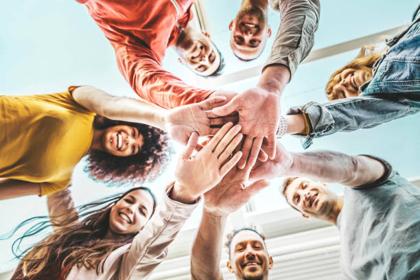 groupe de jeunes empilant les mains en plein air - communauté de personnes internationales multiraciales se soutenant mutuellement - union, concept de soutien et de ressources humaines - societal photos et images de collection