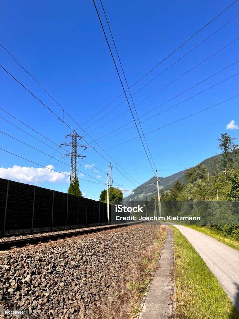Terfens zwischen Vomp und Wattens im Bezirk Schwaz - Schienen Gleise Summer in the Alps Austria Stock Photo