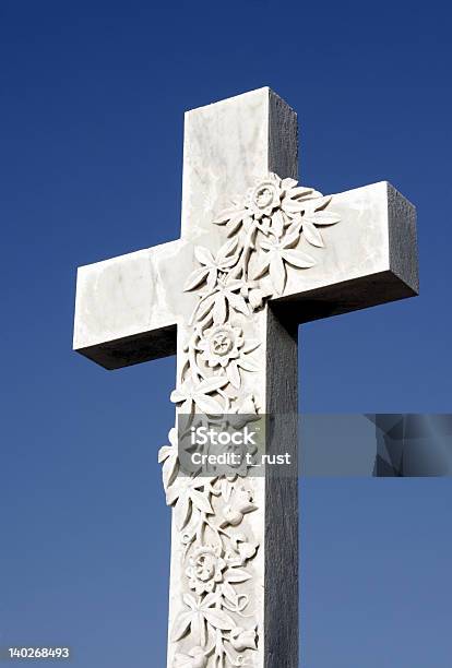 Cruz Branca - Fotografias de stock e mais imagens de Branco - Branco, Catolicismo, Cemitério