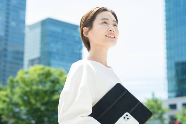 istock Woman looking up at the sky (business woman) 1402686057