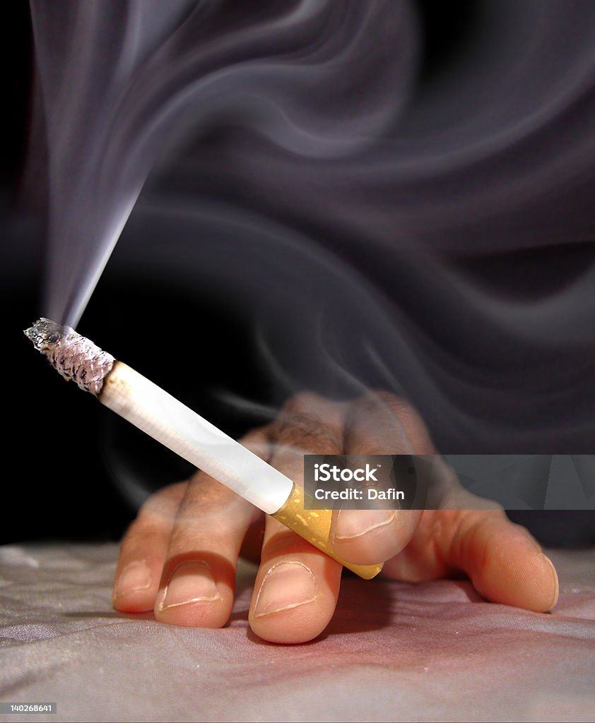 Palenie papierosów - Zbiór zdjęć royalty-free (Ciemny)