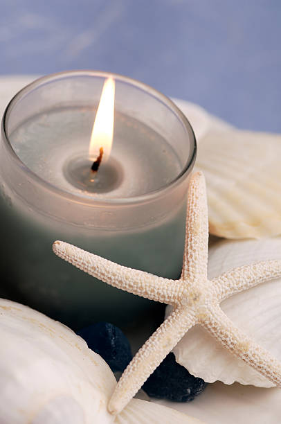 bougie bleue - alternative therapy aromatherapy spa treatment candle photos et images de collection