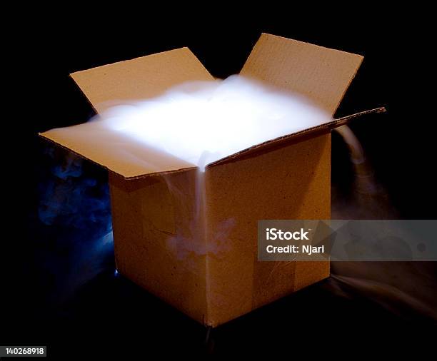 Box Mit Starkem Nebel Stockfoto und mehr Bilder von Schachtel - Schachtel, Rätsel, Paket