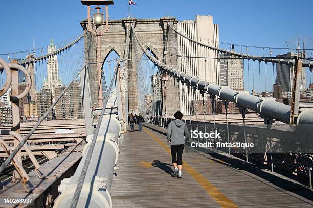 Женщина Бег Трусцой В Ньюйорке — стоковые фотографии и другие картинки Бегать - Бегать, Нью-Йорк, Штат Нью-Йорк