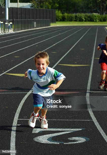 남자아이 레이싱 아이에 대한 스톡 사진 및 기타 이미지 - 아이, 야외, 경쟁