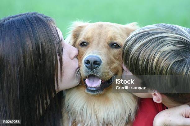 Niños Besar Perro Foto de stock y más banco de imágenes de Besar - Besar, Niñas, Perro