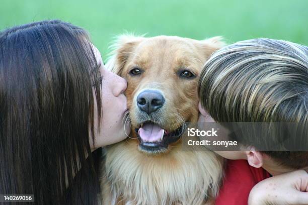 お子様のキス犬 - キスのストックフォトや画像を多数ご用意 - キス, 女の子, 犬