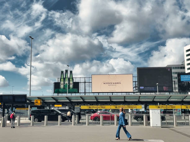 stewardesa przed terminalem lotniska z billboardami amsterdam - heineken international zdjęcia i obrazy z banku zdjęć