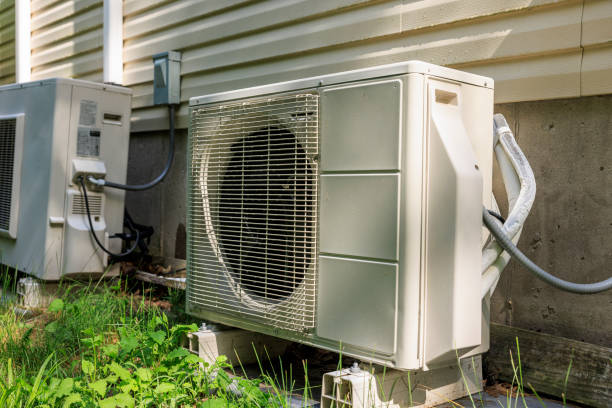 wärmepumpen-klimaanlagen im hinterhof installiert - wärmepumpe stock-fotos und bilder