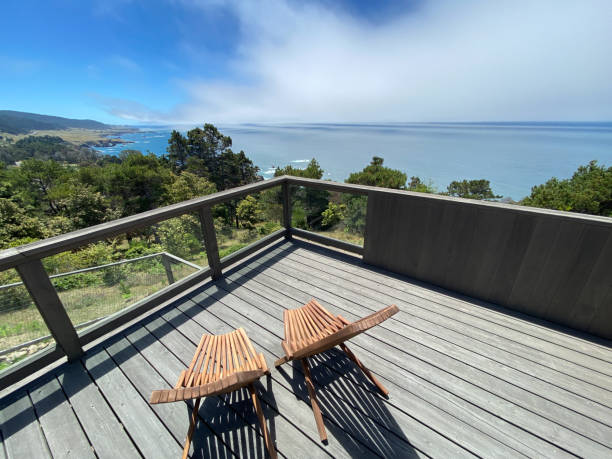 стулья на палубе с видом на океан в северной калифорнии - sonoma county california coastline northern california стоковые фото и изображения