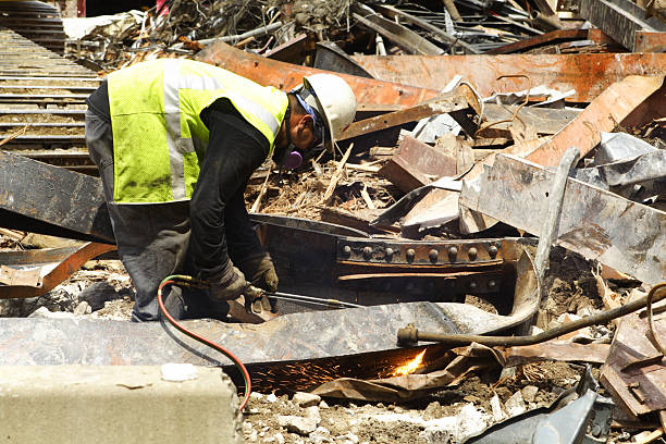 bauarbeiter schneiden altmetall tragender balken gebäude abbrucharbeiten website - dirty job stock-fotos und bilder