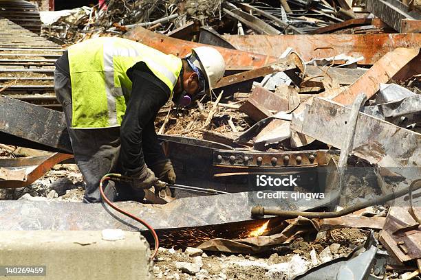 Foto de Trabalhador De Construção De Restos De Metal Viga Mestra Edifício Demolição Site e mais fotos de stock de Trabalhador de Construção