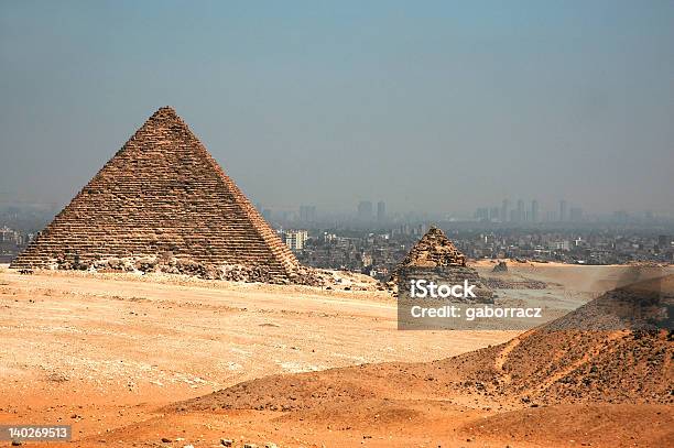 Pirámide De Giza En El Cairo Foto de stock y más banco de imágenes de Agua - Agua, Antiguo, Arabesco - Estilo