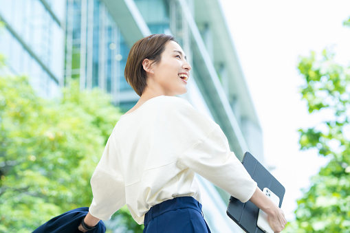 https://media.istockphoto.com/id/1402697363/photo/woman-looking-up-at-the-sky.jpg?b=1&s=170667a&w=0&k=20&c=r7UOZgmA2j2u_0XgzDsIExxDJOQIFcSGnjln8ZoyGOA=