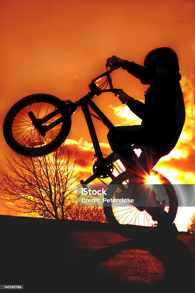 BMX silhouette del ragazzo - Foto stock royalty-free di Bambino
